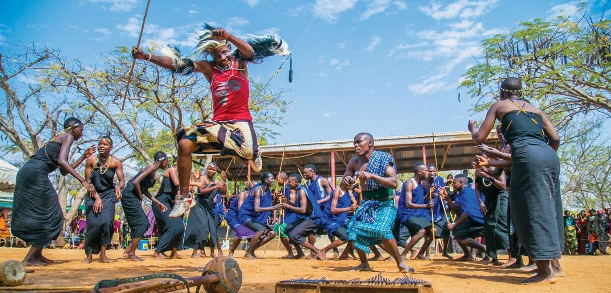 来自坦桑尼亚东北部沿海村庄Matemwe的Juhudi团体成员正在表演